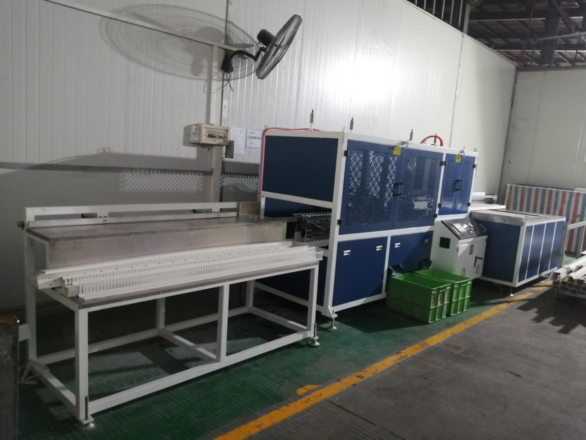Punching machine for electrical trunking